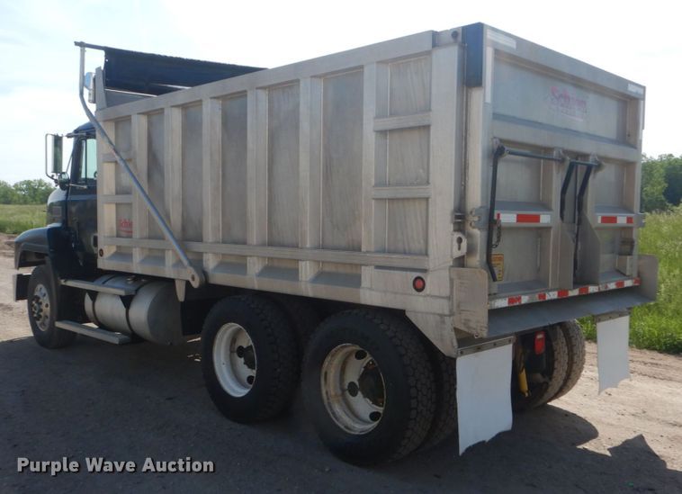 image for item IT9104 1995 Mack CH613  dump truck