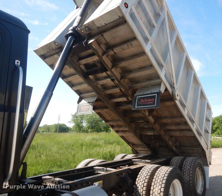 image for item IT9104 1995 Mack CH613  dump truck