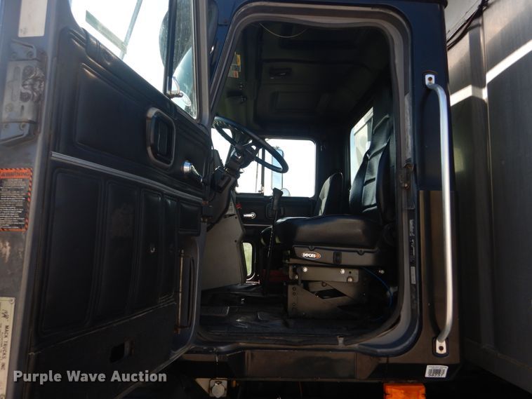 image for item IT9104 1995 Mack CH613  dump truck