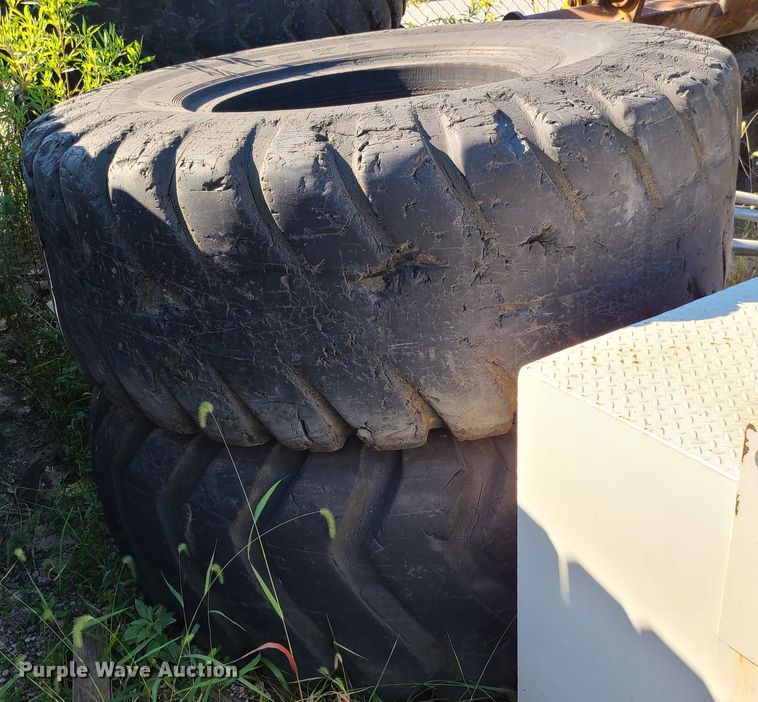 image for item IU9494 (5) 29.5-35 scraper tires