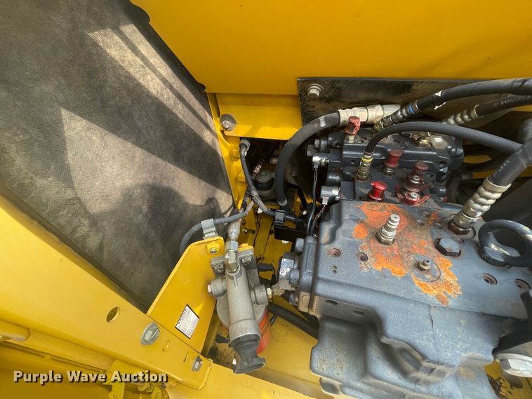 image for item JQ9667 2010 Komatsu PC220LC-10  excavator