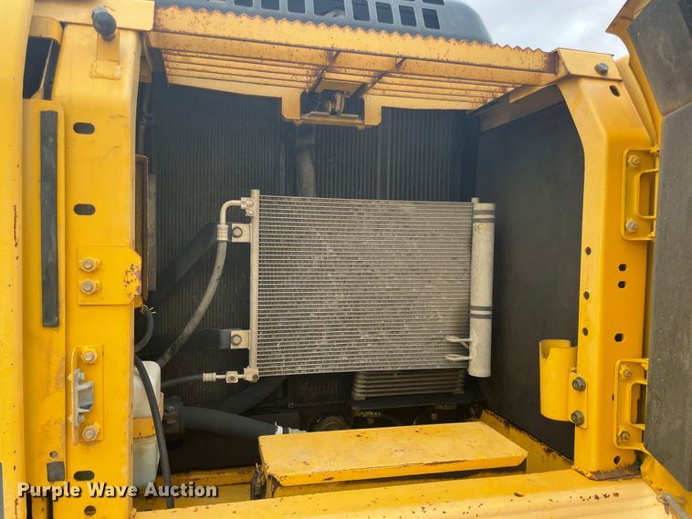 image for item JQ9667 2010 Komatsu PC220LC-10  excavator