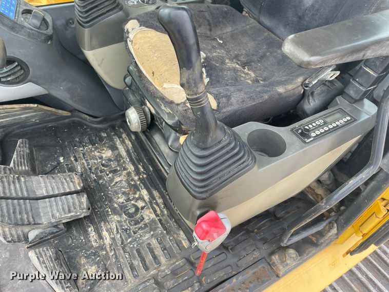 image for item JQ9667 2010 Komatsu PC220LC-10  excavator