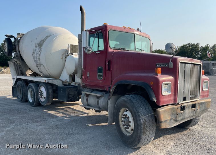 image for item JQ9671 1999 International 5000  ready mix truck