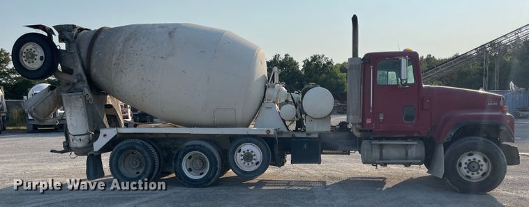 image for item JQ9671 1999 International 5000  ready mix truck