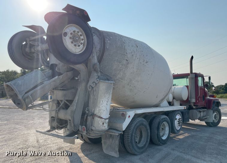 image for item JQ9671 1999 International 5000  ready mix truck