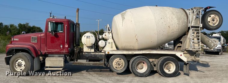 image for item JQ9671 1999 International 5000  ready mix truck