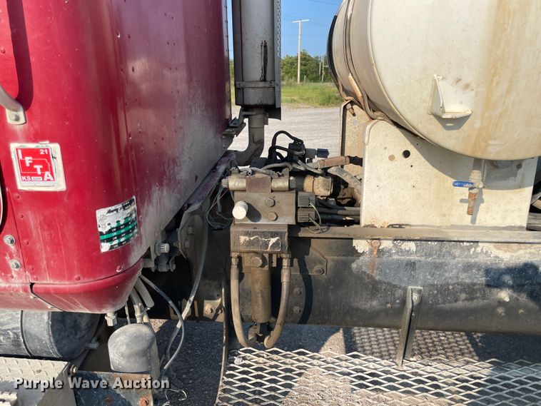 image for item JQ9671 1999 International 5000  ready mix truck