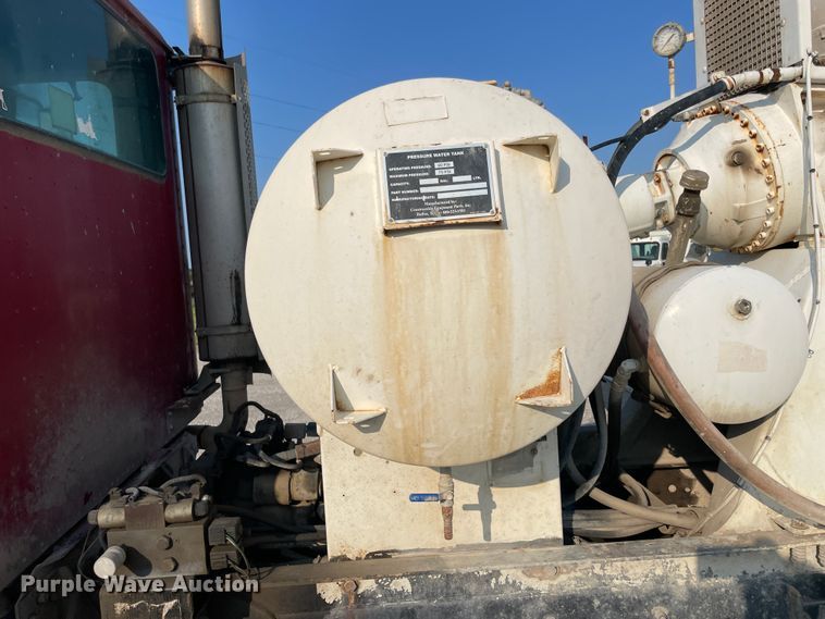 image for item JQ9671 1999 International 5000  ready mix truck