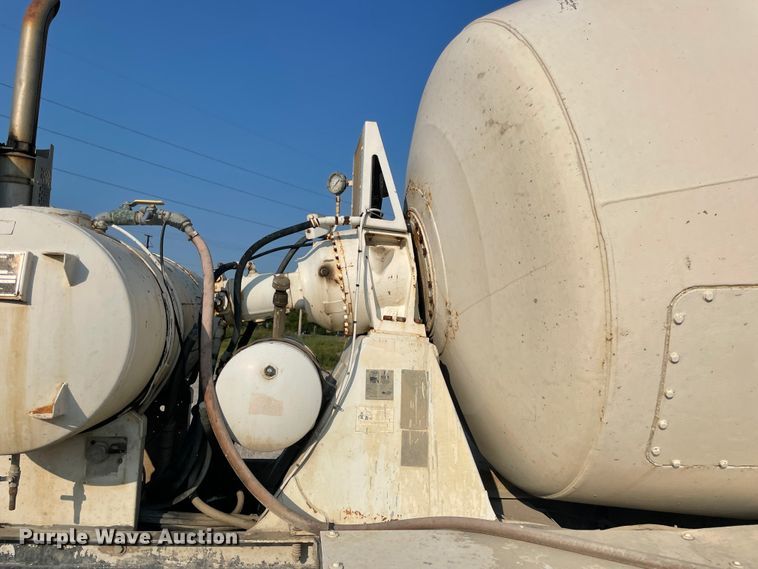 image for item JQ9671 1999 International 5000  ready mix truck