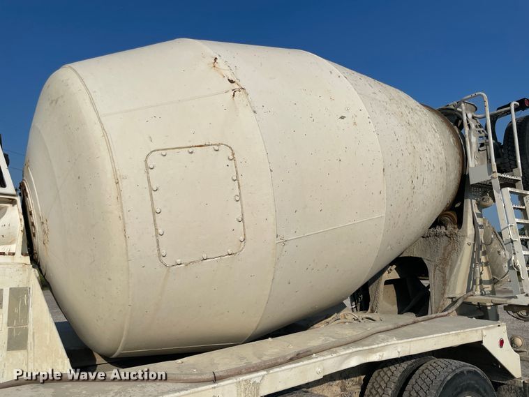 image for item JQ9671 1999 International 5000  ready mix truck