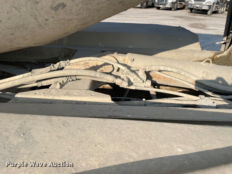 image for item JQ9671 1999 International 5000  ready mix truck