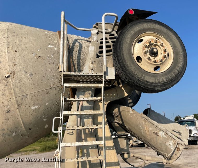 image for item JQ9671 1999 International 5000  ready mix truck