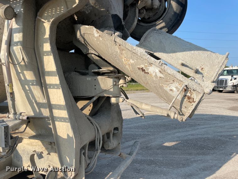 image for item JQ9671 1999 International 5000  ready mix truck