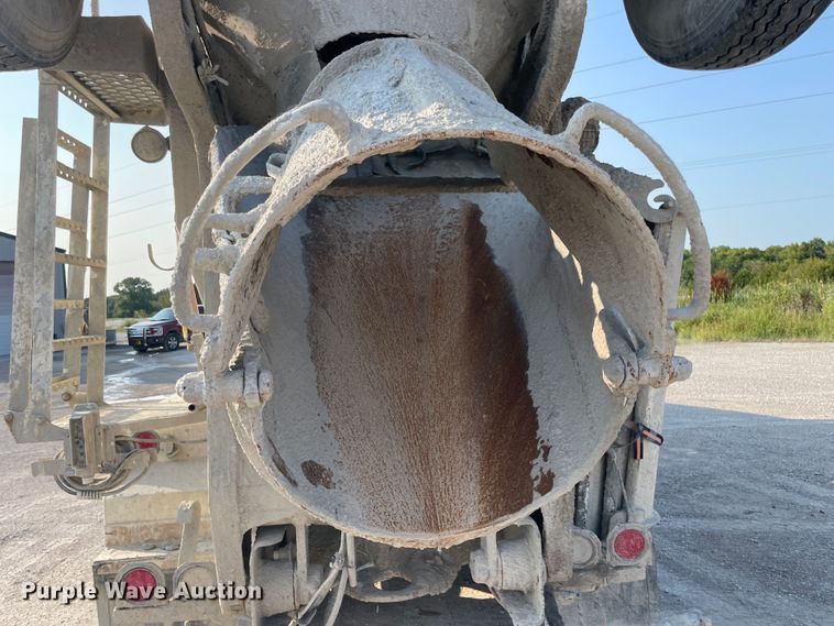 image for item JQ9671 1999 International 5000  ready mix truck