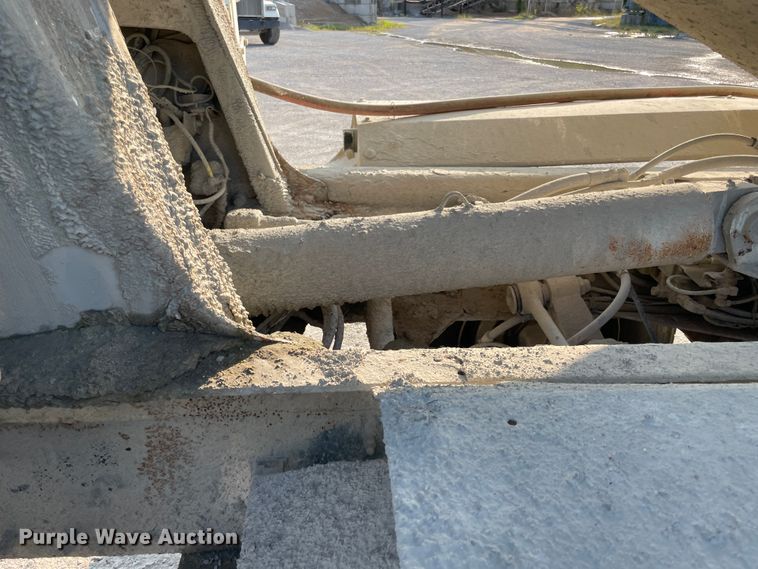 image for item JQ9671 1999 International 5000  ready mix truck