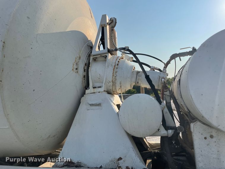 image for item JQ9671 1999 International 5000  ready mix truck