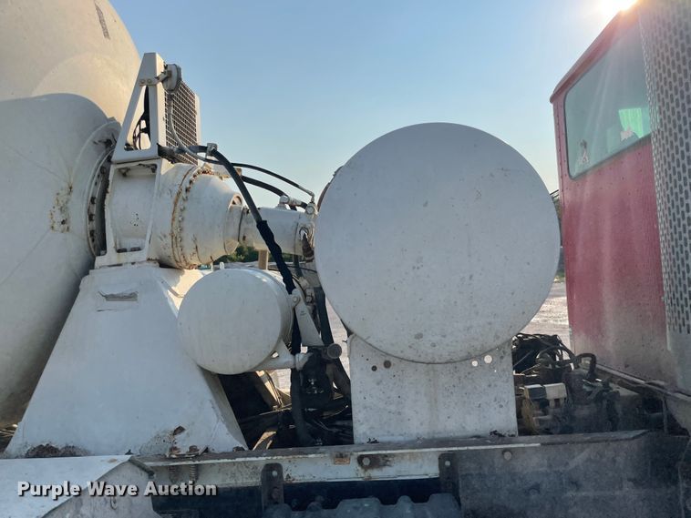 image for item JQ9671 1999 International 5000  ready mix truck