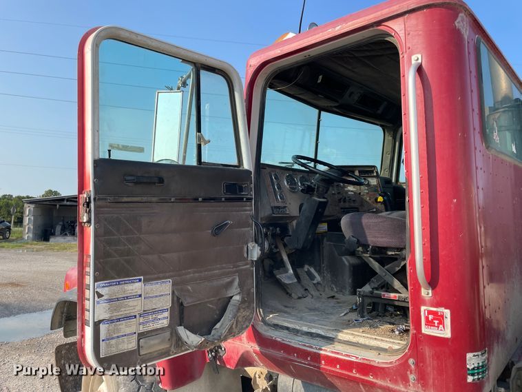 image for item JQ9671 1999 International 5000  ready mix truck