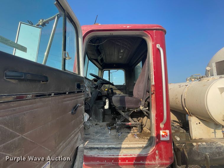 image for item JQ9671 1999 International 5000  ready mix truck