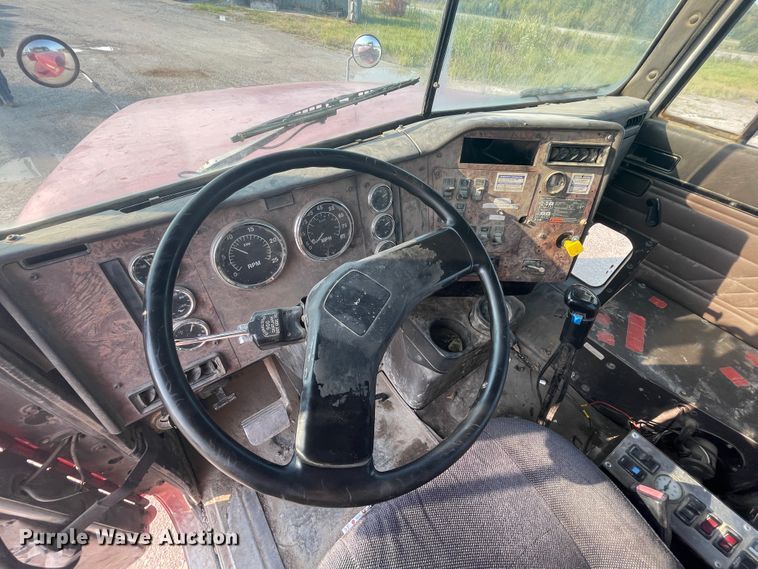 image for item JQ9671 1999 International 5000  ready mix truck