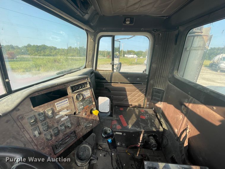 image for item JQ9671 1999 International 5000  ready mix truck