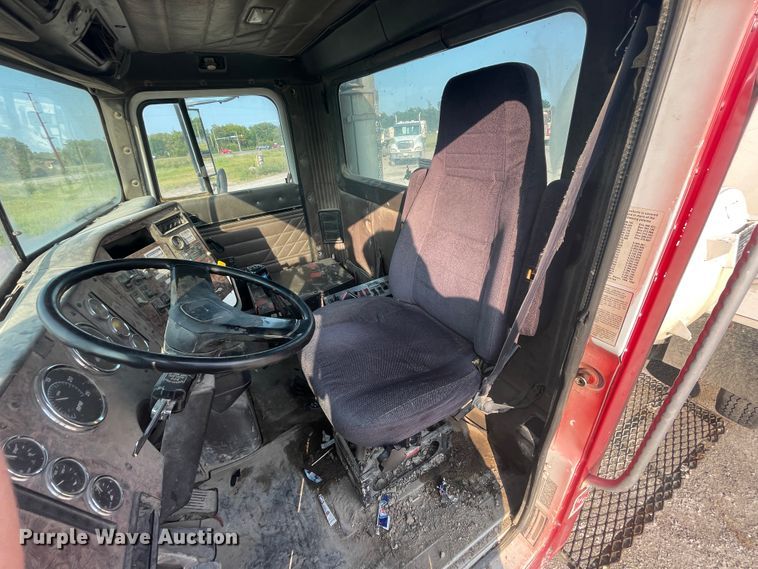 image for item JQ9671 1999 International 5000  ready mix truck