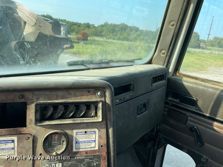 image for item JQ9671 1999 International 5000  ready mix truck