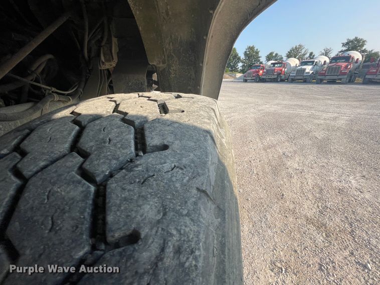 image for item JQ9671 1999 International 5000  ready mix truck