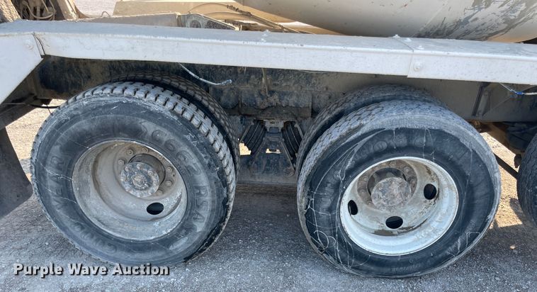 image for item JQ9671 1999 International 5000  ready mix truck