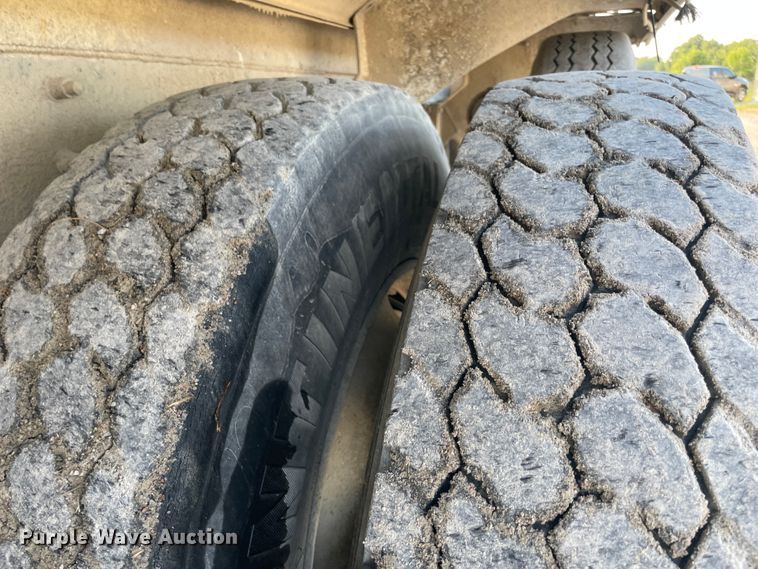 image for item JQ9671 1999 International 5000  ready mix truck