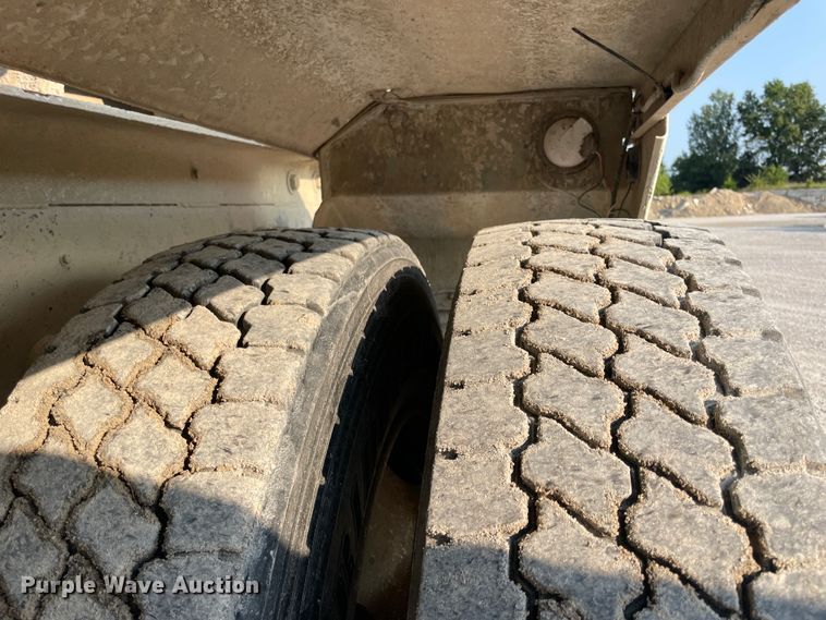 image for item JQ9671 1999 International 5000  ready mix truck