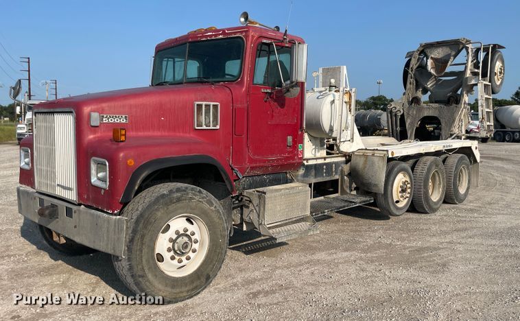 image for item JQ9672 1999 International 5000  ready mix truck
