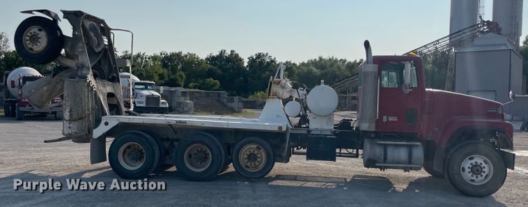image for item JQ9672 1999 International 5000  ready mix truck