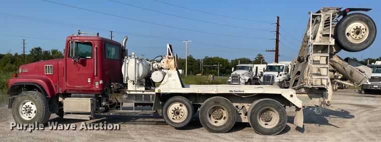 image for item JQ9672 1999 International 5000  ready mix truck