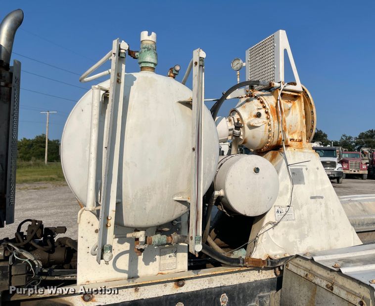 image for item JQ9672 1999 International 5000  ready mix truck