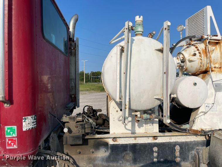 image for item JQ9672 1999 International 5000  ready mix truck