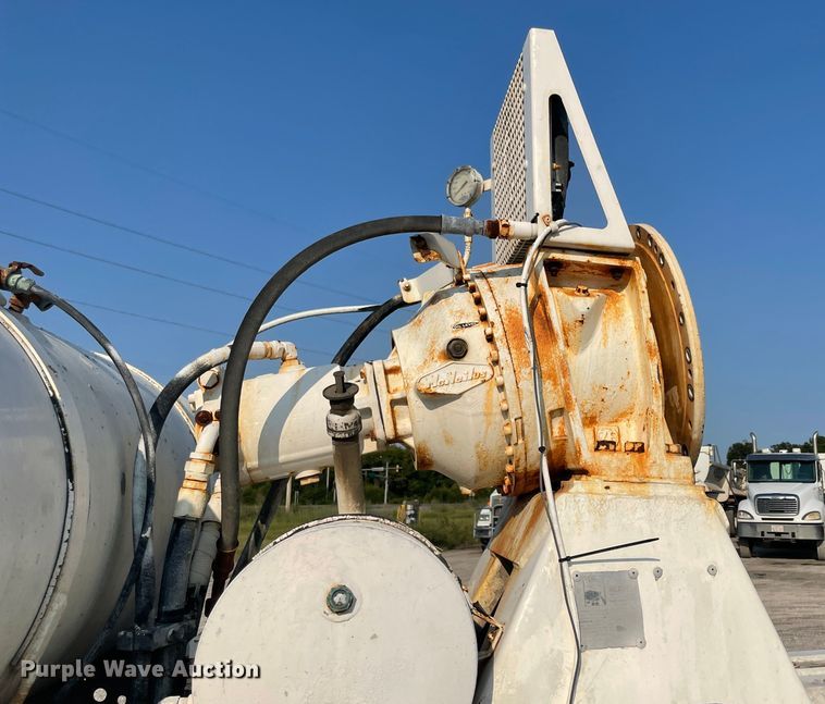 image for item JQ9672 1999 International 5000  ready mix truck