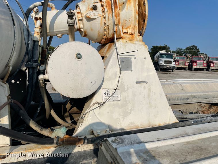 image for item JQ9672 1999 International 5000  ready mix truck