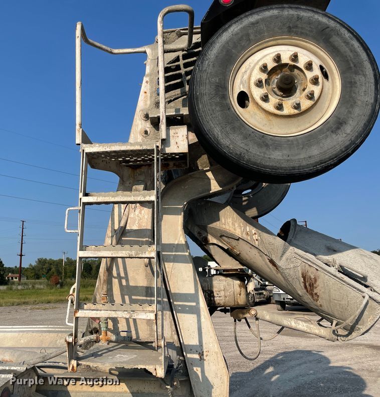 image for item JQ9672 1999 International 5000  ready mix truck