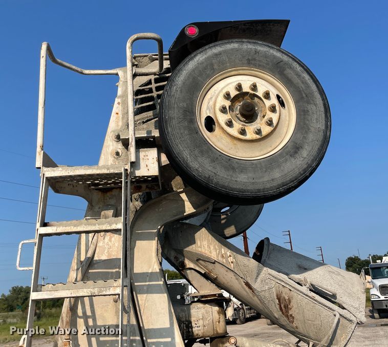 image for item JQ9672 1999 International 5000  ready mix truck