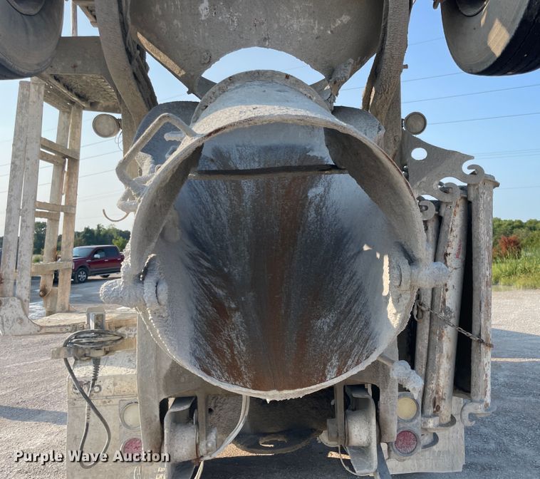 image for item JQ9672 1999 International 5000  ready mix truck