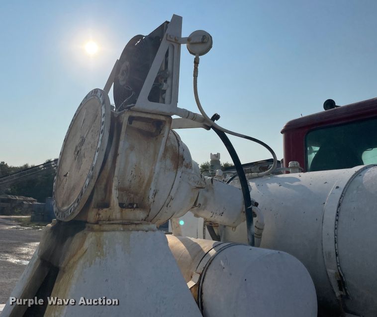 image for item JQ9672 1999 International 5000  ready mix truck