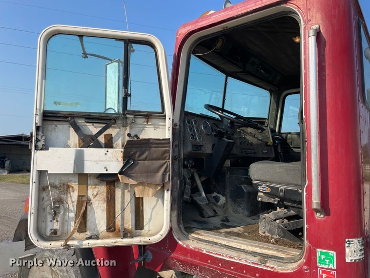 image for item JQ9672 1999 International 5000  ready mix truck