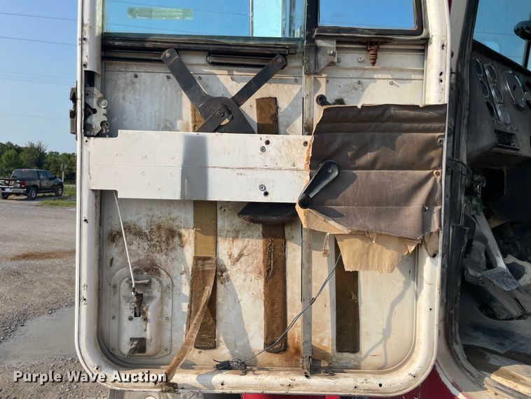 image for item JQ9672 1999 International 5000  ready mix truck