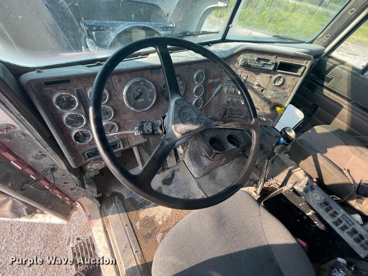 image for item JQ9672 1999 International 5000  ready mix truck