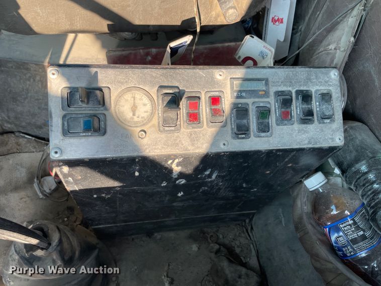 image for item JQ9672 1999 International 5000  ready mix truck