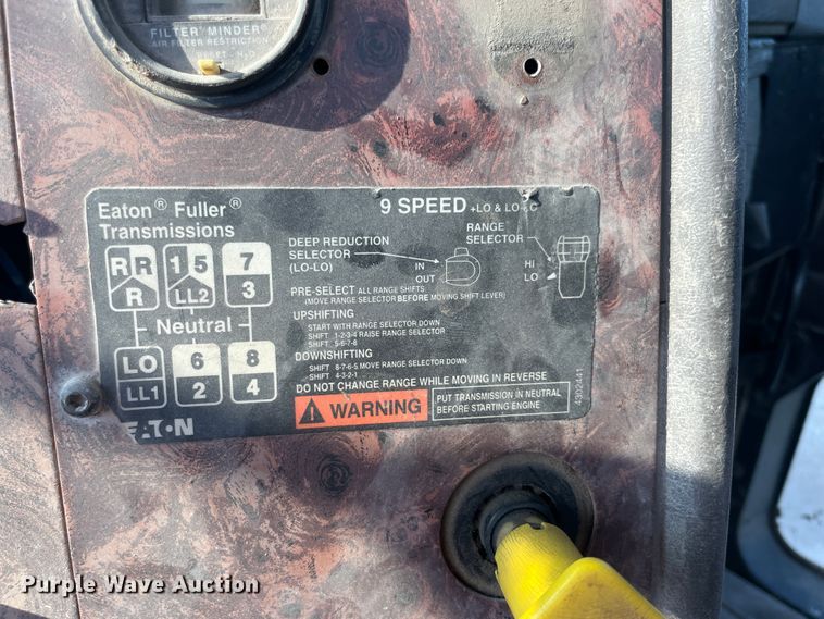 image for item JQ9672 1999 International 5000  ready mix truck