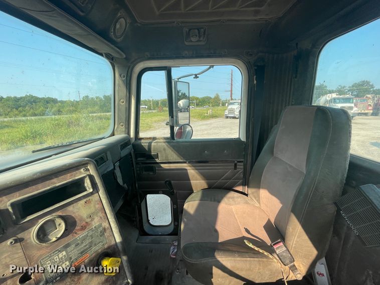 image for item JQ9672 1999 International 5000  ready mix truck