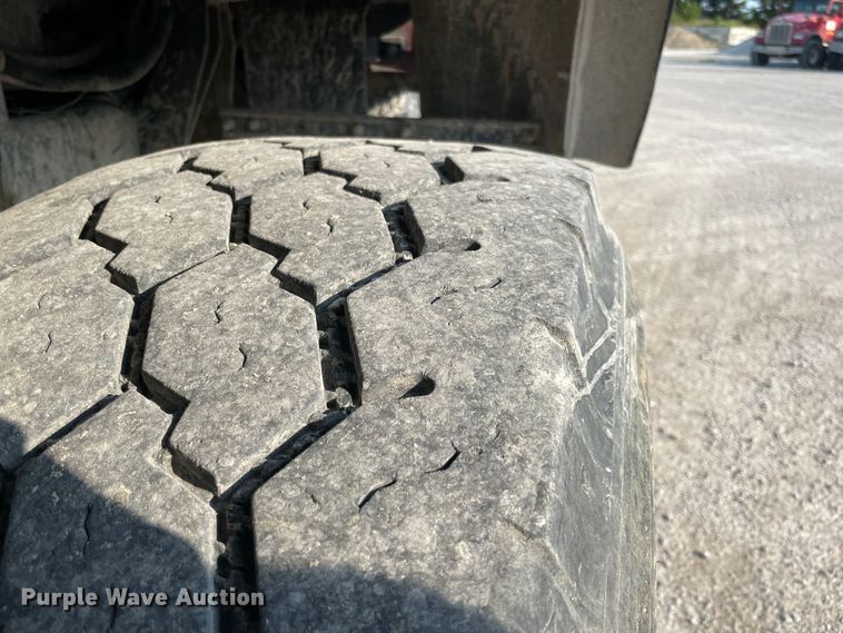 image for item JQ9672 1999 International 5000  ready mix truck